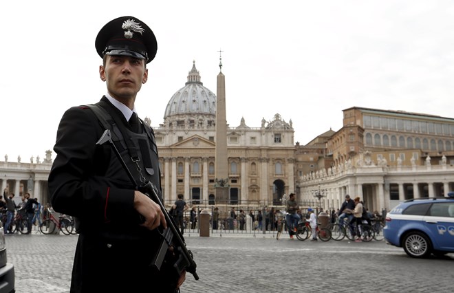 Cảnh sát Italy canh gác ở phía trước nhà thờ Saint Peter  tại Rome. (Nguồn: Reuters)