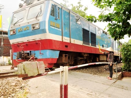 Tàu hỏa đi qua những nơi có đường ngang dân sinh an toàn hơn nhờ những người gác chắn không chuyên.