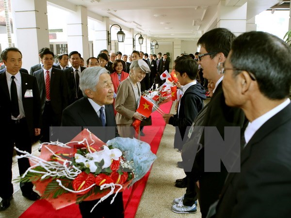 Quang cảnh lễ đón Nhà vua và Hoàng hậu tại thủ đô Hà Nội. (Ảnh: Nguyễn Dân/TTXVN)