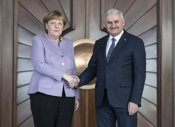 Thủ tướng Thổ Nhĩ Kỳ Binali Yildirim và người đồng cấp Đức Angela Merkel. (Nguồn: medyafaresi)