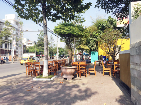 Một quán ăn trên đường Võ Thị Sáu, đoạn qua phường Thống Nhất (TP. Biên Hòa) chiếm dụng vỉa hè để bày biện bàn ghế.