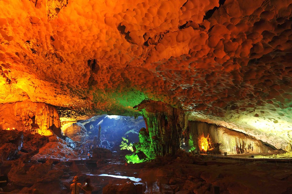 Sung Sot (stunning) cave in Ha Long Bay.