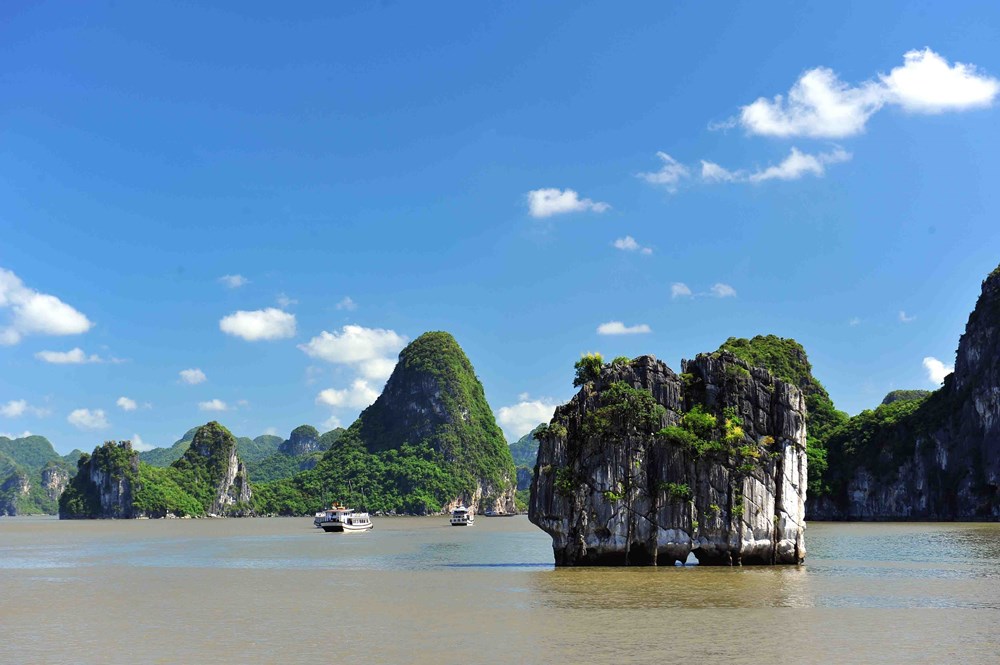 Hon Dinh Huong (incense burner-shaped island), to the southwest of the Ha Long Bay, is printed on the 200,000 VND bill. 