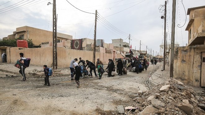 Thường dân Iraq sơ tán khỏi Mosul. (Nguồn: AFP)