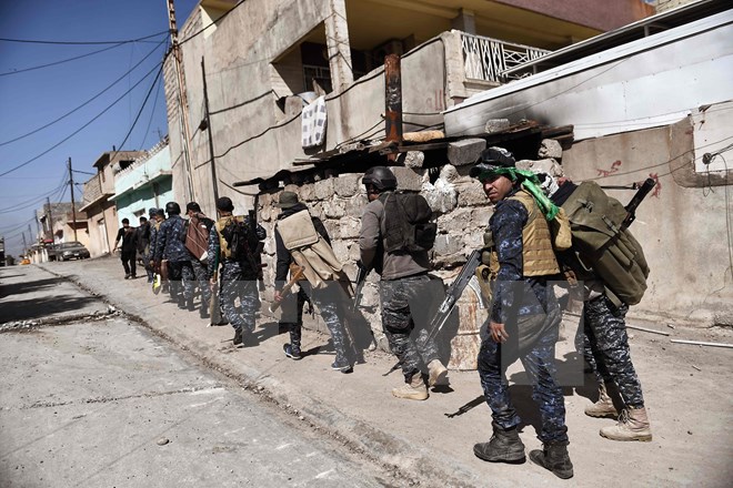 Binh sỹ Iraq tuần tra tại khu vực vừa giành lại quyền kiểm soát ở Tây Mosul. (Nguồn: AFP/TTXVN)