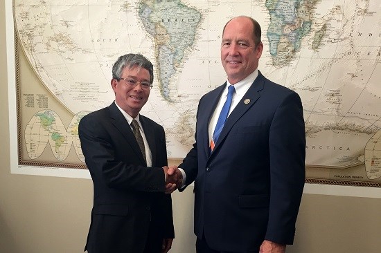 Ambassador Pham Quang Vinh (L) and Chairman of the subcommittee Ted Yoho.