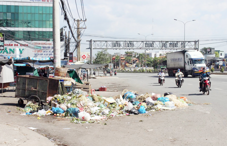 Rác ngập đường