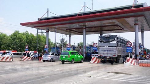 The Việt Nam Road Administration has decided to conduct inspections and apply closer supervision of toll collection and turnover at two more toll stations managed and operated by Build-Operate-Transfer (BOT) investors. — Photo daibieunhandan.vn   Read more at http://vietnamnews.vn/society/372761/two-toll-stations-to-be-inspected.html#5d3K8XoXxOtuLIs9.99