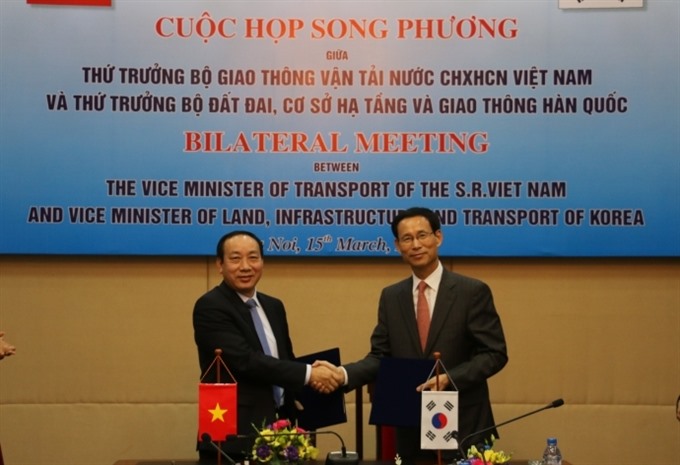 Representatives of Việt Nam’s transport ministry and South Korean counterparton Wednesday signed a Memorandum of Understanding to promote bilateral co-operation in the railway sector. — Photo nhandan.com.vn  Read more at http://vietnamnews.vn/bizhub/373052/south-korea-interested-in-long-thanh-airport-development.html#TXHkZC1Dydci05of.99