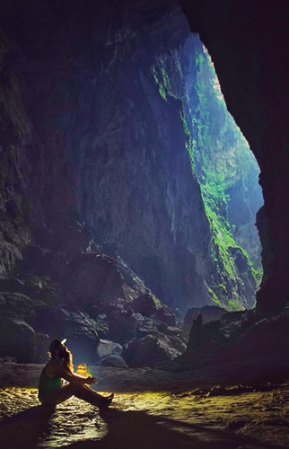 Kong director posed for photos in Song Dong Cave