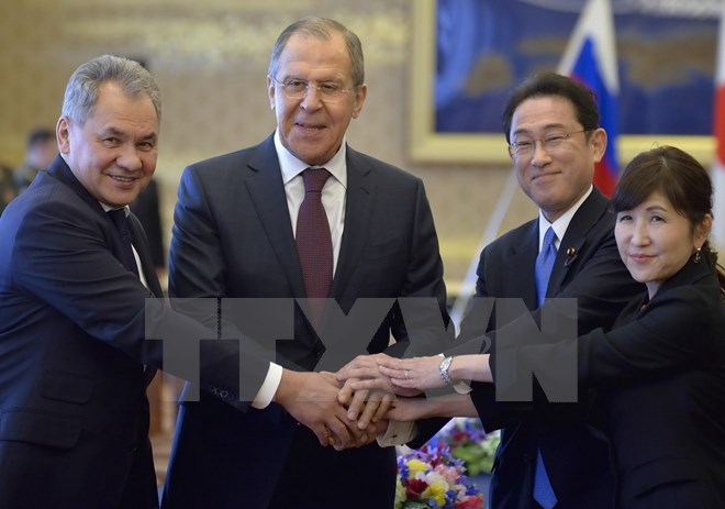 Ngoại trưởng Nga Sergey Lavrov (thứ 2, trái), Bộ trưởng Quốc phòng Nga Sergei Shoigu (trái) và Ngoại trưởng Nhật Bản Fumio Kishida (thứ 2, phải), Bộ trưởng Quốc phòng Nhật Bản Tomomi Inada (phải) tại cuộc gặp ở Tokyo. (Nguồn: AFP/TTXVN)