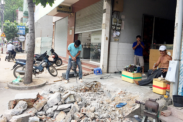 Người dân phường Tân Tiến tự phá bỏ công trình lấn chiếm vỉa hè