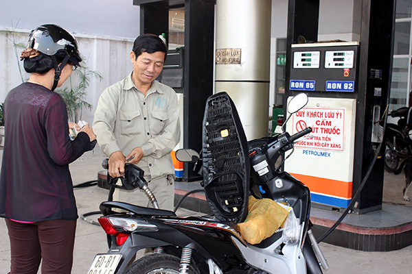 Giá xăng dầu giảm đến hơn 700 đồng/lít