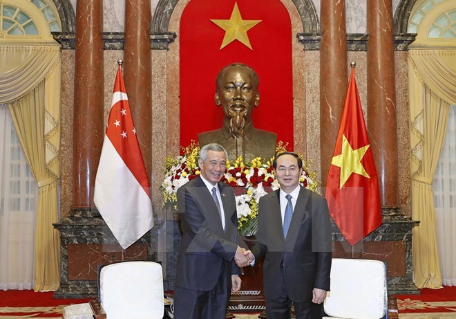 President Tran Dai Quang (R) and Singaporean Prime Minister Lee Hsien Loong