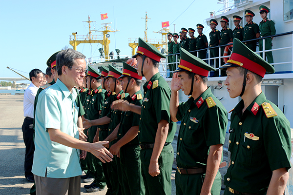 Chủ tịch UBND tỉnh thăm, tặng quà chiến sĩ