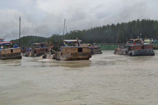 Sand mining on the Thị Vải River in the southern province of Đồng Nai. — Photo dantri.vn  Read more at http://vietnamnews.vn/environment/373521/four-sand-mining-projects-suspended-in-dong-nai.html#prZxFxts6wsX0eX2.99