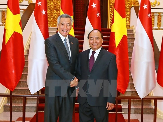 Singapore’s Prime Minister Lee Hsien Loong and his spouse left Hanoi on March 24 afternoon, wrapping up his official visit to Vietnam from March 21 at the invitation of Prime Minister Nguyen Xuan Phuc.