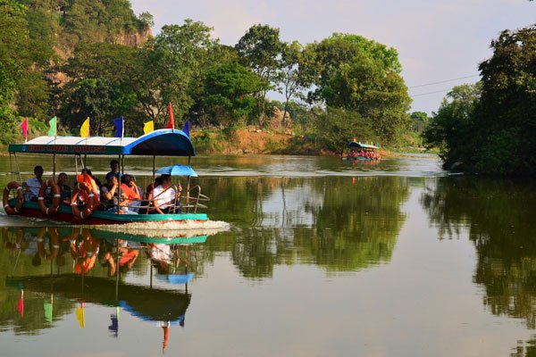 Tourists are visiting Buu Long Park in Dong Nai Province - PHOTO: MINH NGA