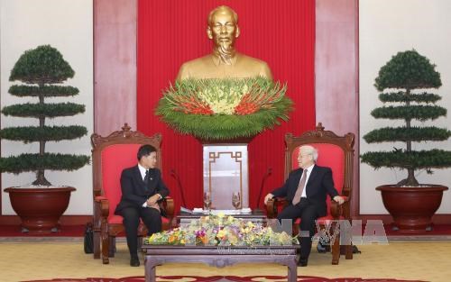 Party General Secretary Nguyen Phu Trong (R) and Secretary of the Party Committee and Governor of Laos’ Vientiane capital Sinlavong Khoutphaythoune 