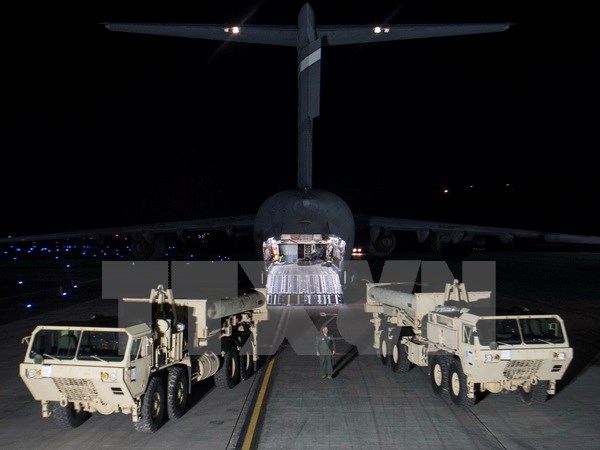 Các thiết bị của hệ thống THAAD được vận chuyển từ Mỹ tới Hàn Quốc ngày 6/3. (Nguồn: THX/TTXVN)