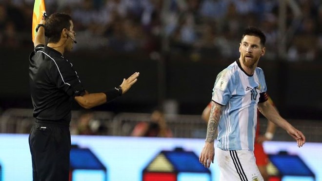 Messi bị treo giò 4 trận vì chửi trọng tài