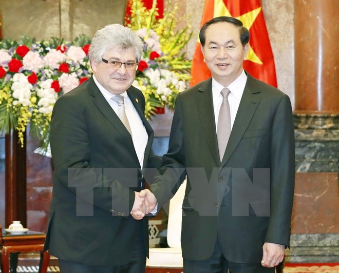 President Tran Dai Quang (R) welcomes President of the Swiss Council of States Ivo Bischofberger in Hanoi