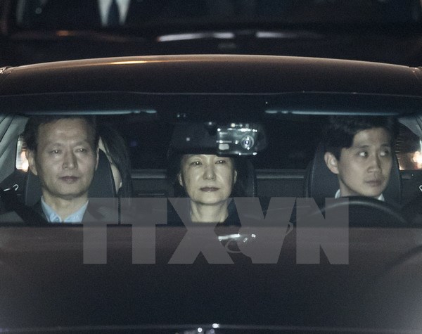 Cựu Tổng thống Hàn Quốc Park Geun-hye (giữa) được áp giải tới nơi tạm giam sau khi rời khỏi Văn phòng Công tố quận Seoul ngày 31/3. (Nguồn: Yonhap/TTXVN)