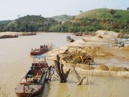 Mining sand in the Đồng Nai River. Đồng Nai Province banned dredging and mining in the river on Monday. — VNS File Photo.  Read more at http://vietnamnews.vn/environment/373760/dredging-and-sand-exploitation-projects-on-dong-nai-river-suspended.html#MWRYLhVMtjbZVIRg.99