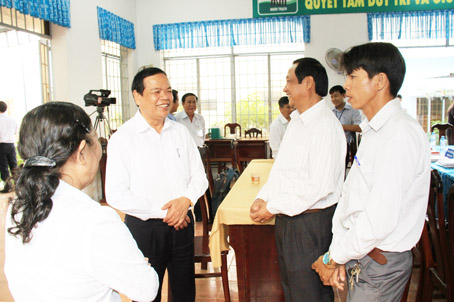 Đồng chí Mai Văn Ninh (thứ 2 từ trái qua), Phó trưởng ban thường trực Ban Tuyên giáo Trung ương, trao đổi với cán bộ xã Phú Hội (huyện Nhơn Trạch).