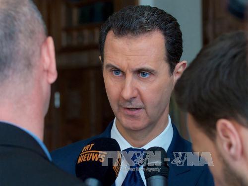 Tổng thống Syria Bashar al-Assad (giữa) phát biểu với báo giới ở Damascus ngày 6/2. Ảnh: EPA/TTXVN