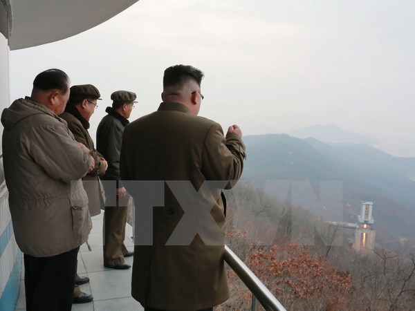 Nhà lãnh đạo Triều Tiên Kim Jong-un (phải) theo dõi việc thử động cơ tên lửa tại một địa điểm bí mật. (Nguồn: EPA/TTXVN)