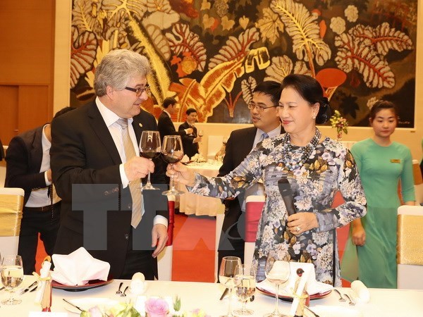 NA Chairwoman Nguyen Thi Kim Ngan (R) and President of Council of States of Switzerland Ivo Bischofberger 