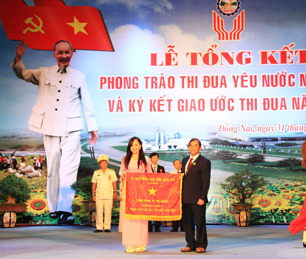 Chủ tịch Ủy ban MTTQ tỉnh Huỳnh Văn Tới trao Cờ thi đua hạng ba cho Tổng Công ty Tín Nghĩa