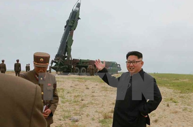 Nhà lãnh đạo Triều Tiên Kim Jong-un thị sát một vụ phóng thử tên lửa tầm trung Musudan. (Nguồn: Yonhap/TTXVN)