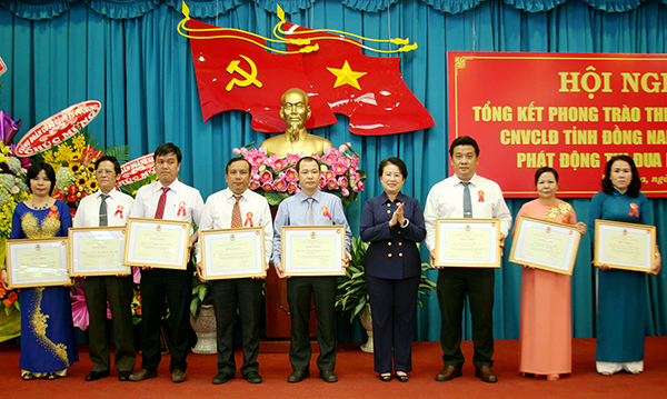 Phó bí thư Tỉnh ủy, Trưởng đoàn đại biểu Quốc hội tỉnh Phan Thị Mỹ Thanh trao bằng khen của Tổng Liên đoàn lao động Việt Nam cho các cá nhân và tập thể.