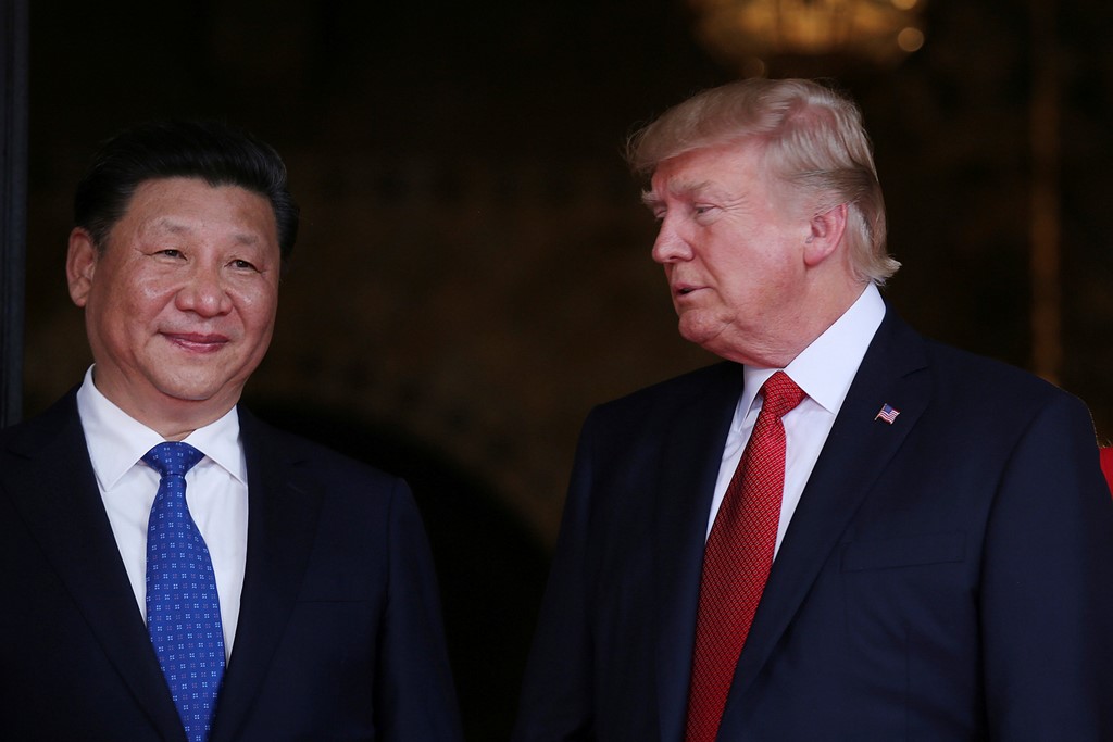 Tổng thống Mỹ Donald Trump (phải) trò chuyện cùng Chủ tịch Trung Quốc Tập Cận Bình tại West Palm Beach, bang Florida ngày 6-4 - Nguồn Reuters