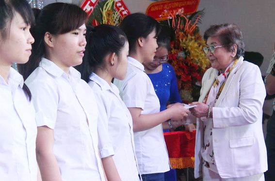 Đại diện Ban liên lạc Quân dân y chiến khu Đ – miền Đông Nam bộ trao học bổng cho sinh viên Trường Cao đẳng y tế Đồng Nai