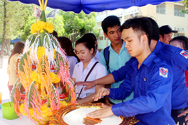Lao, Cambodian students in Dong Nai enjoy traditional festivals