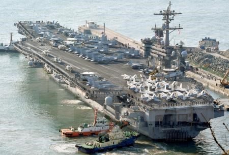 Tàu sân bay Carl Vinson của Hải quân Mỹ tới cảng Busan, Hàn Quốc để tham gia cuộc tập trận chung ngày 15/3. (Nguồn: Kyodo/TTXVN)