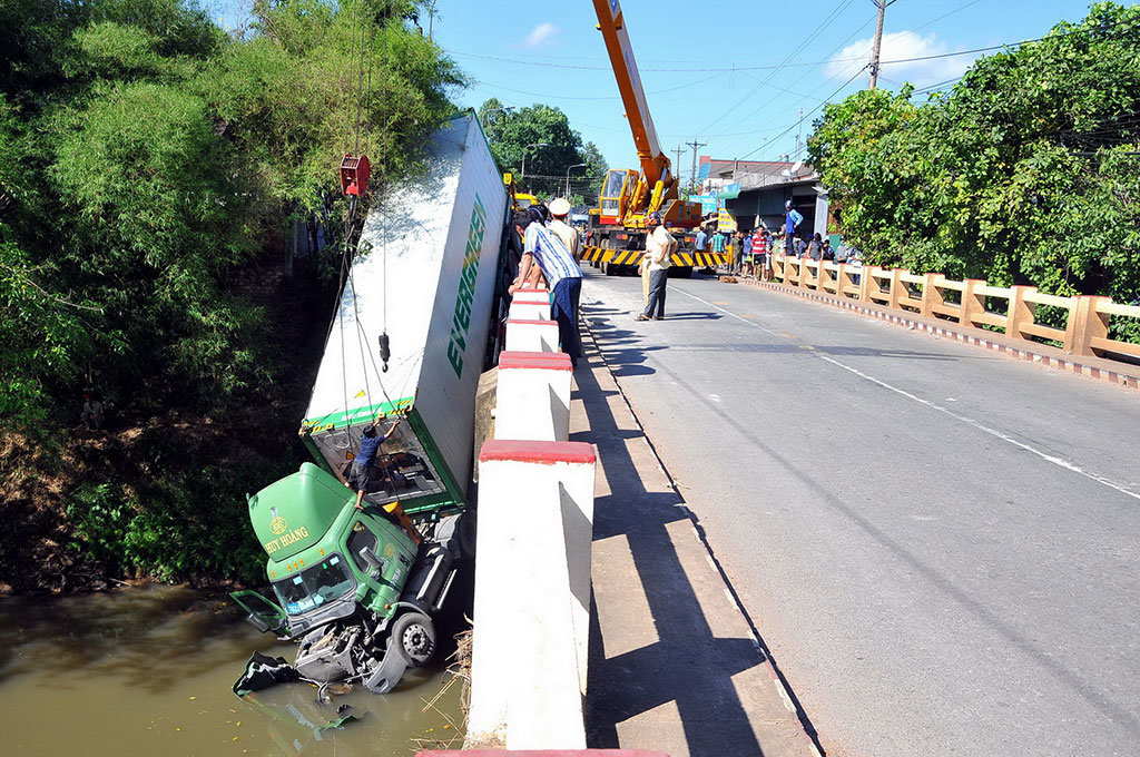 Truck plunges off bridge in southern Vietnam
