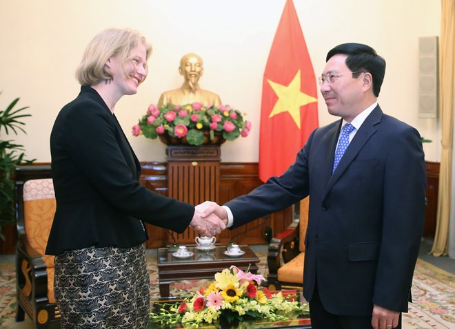 Deputy Prime Minister Pham Binh Minh (R) receives New Zealand Ambassador Wendy Matthews on April 13