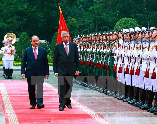 Prime Minister Nguyen Xuan Phuc (L) and his Sri Lankan counterpart Ranil Wickremesinghe 