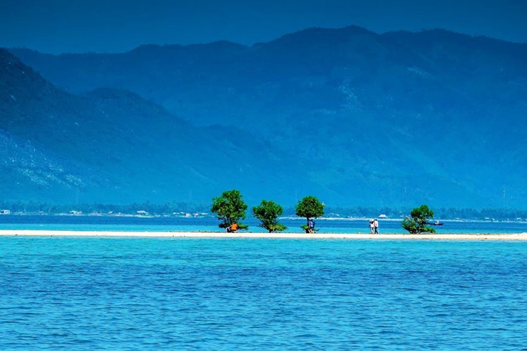 Walking on underwater sea paths visitors would experience the breathtaking scenery of the immense blue sea and sky.