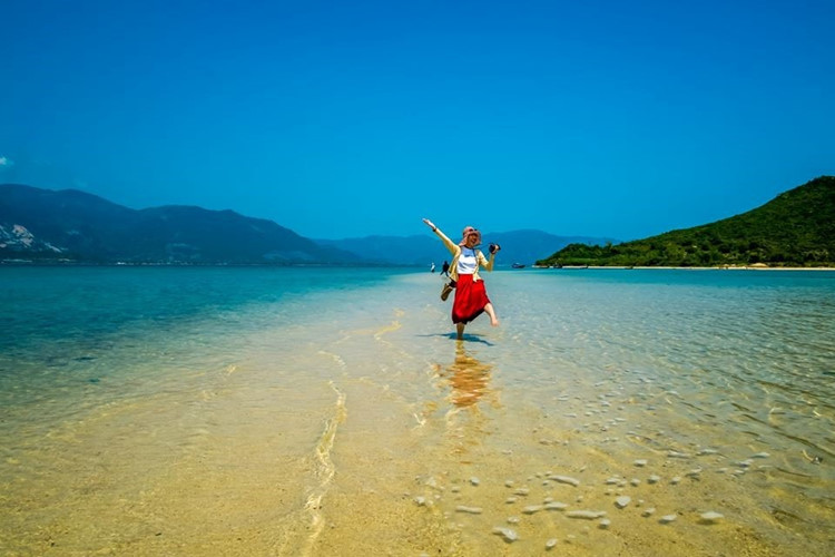 Walking on the 1-km path, you would have the feeling of anomalous suspense and fright putting your foot on the mighty ocean.