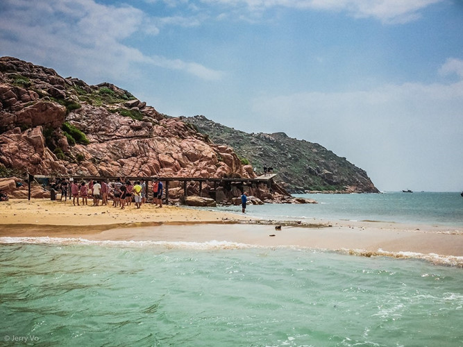 Hon Kho, one of the 32 islands off the coast of Binh Binh province, is around 16km from Quy Nhon City. This pristine island is inhabited by some fishermen’s families.