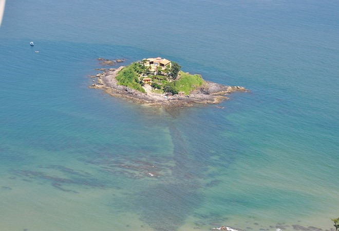 Hon Ba Island in Vung Tau City is around 200m from Nghinh Phong Peak. The path is 2m underwater and only appears when the tide recedes. 