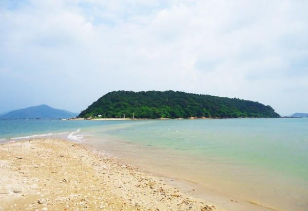 Nhat Tu Son Island in Xuan Dai Bay in Phu Yen province is around 48km from Tuy Hoa City. 