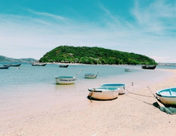 The 300m path is underwater and only appears on the afternoon of the first to the fifteen days (lunar month) and on the morning of the remaining days.