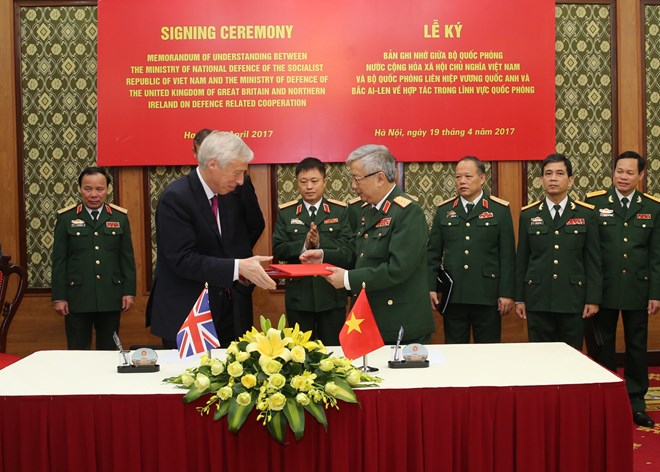 Vietnam and the UK sign the MoU on defence cooperation on April 19