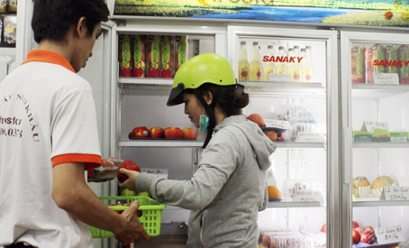 Một khách hàng lựa trái cây nhập khẩu tại cửa hàng trái cây nhập khẩu Fresta Biên Hòa (đường Đồng Khởi. TP.Biên Hòa).